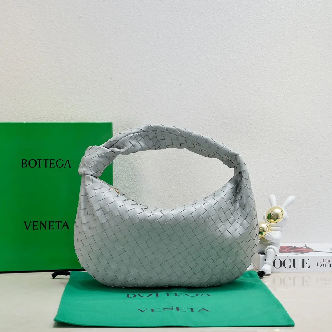 Batch 1860 large Jodie handbag, new arrival in early spring#, cool style, retro style, full of vitality, free and easy, distinctive personality brings multi-layered charm to daily wardrobe~ 🔝The soft and flowing fabric conveys a soft touch# A relaxed and comfortable feeling is newly interpreted in the silhouette· Croissant woven sheepskin Size: width 40 height 48 thickness 16 [6698#]